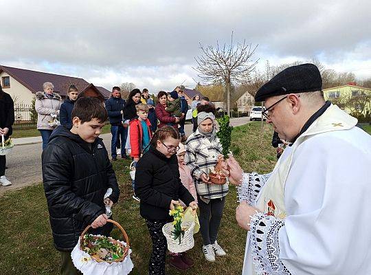 Święcenie pokarmów w całej parafii i nowego krzyża w Świchowie