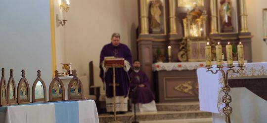 Parafianie pod opieką Pielgrzymującej Matki Bożej