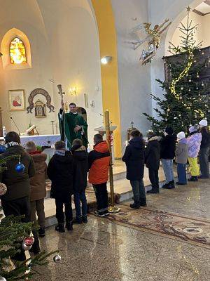 Święcenie świec dla dzieci pierwszokomunijnych