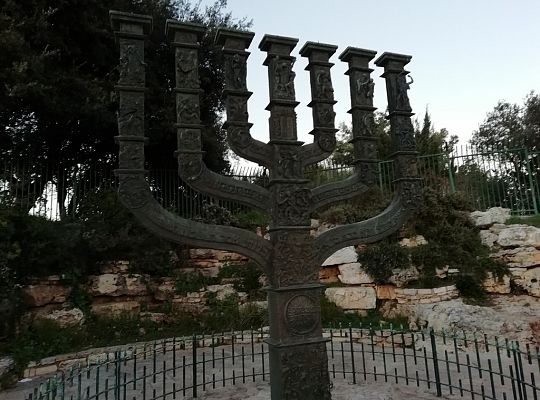 Menora przed Knesetem