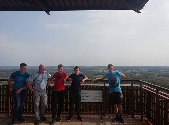 Wieża w Wieżycy ministranci