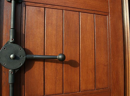 Renowacja zabytkowych drzwi naszej świątyni