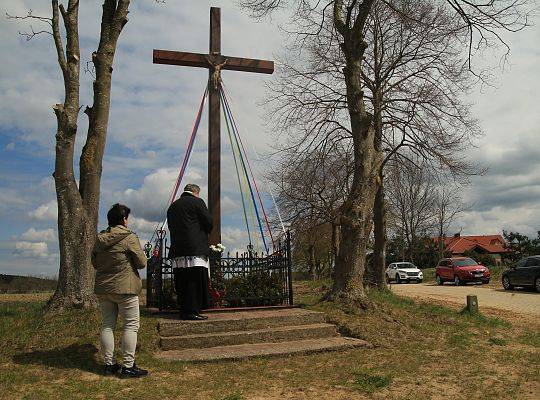 Nowy przydrożny krzyż w Kisewie