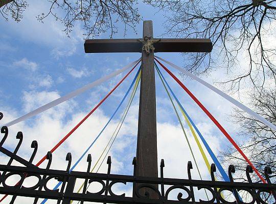 Nowy przydrożny krzyż w Kisewie