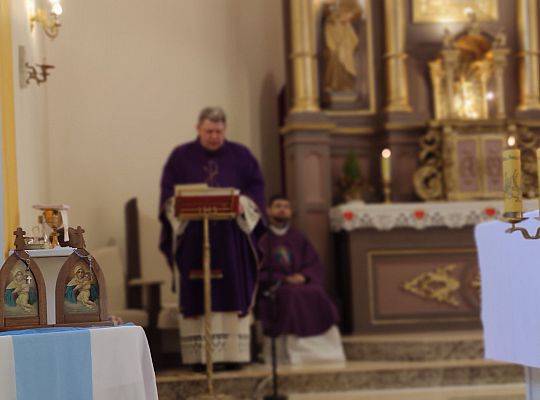 Parafianie pod opieką Pielgrzymującej Matki Bożej