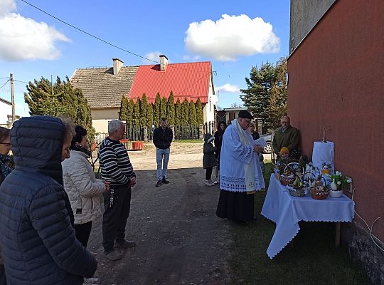 Święcenie pokarmów w całej parafii i nowego krzyża w Świchowie
