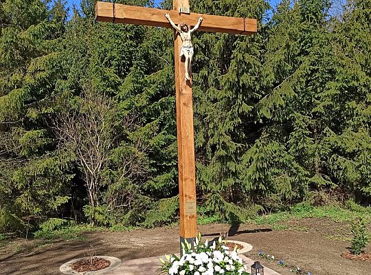 Święcenie pokarmów w całej parafii i nowego krzyża w Świchowie