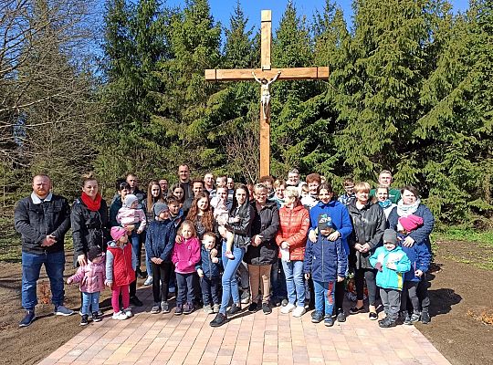 Święcenie pokarmów w całej parafii i nowego krzyża w Świchowie