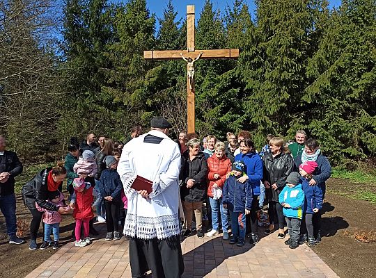 Święcenie pokarmów w całej parafii i nowego krzyża w Świchowie