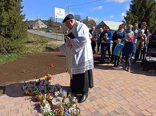 Święcenie pokarmów w całej parafii i nowego krzyża w Świchowie