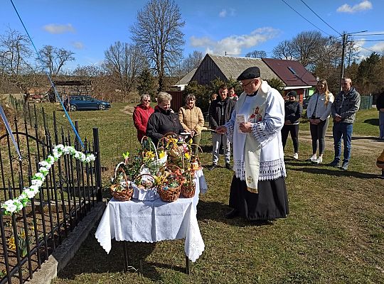 Święcenie pokarmów w całej parafii i nowego krzyża w Świchowie