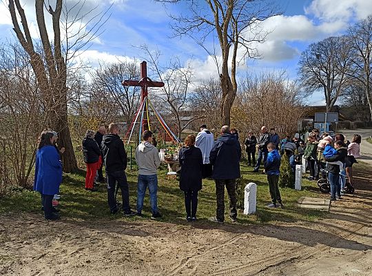 Święcenie pokarmów w całej parafii i nowego krzyża w Świchowie