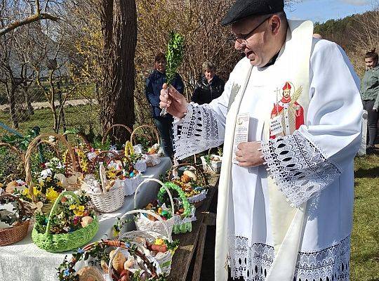 Święcenie pokarmów w całej parafii i nowego krzyża w Świchowie