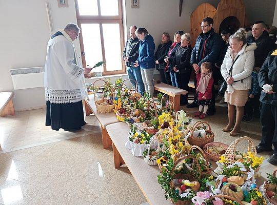 Święcenie pokarmów w całej parafii i nowego krzyża w Świchowie