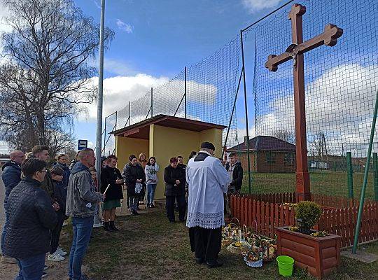 Święcenie pokarmów w całej parafii i nowego krzyża w Świchowie