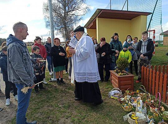 Święcenie pokarmów w całej parafii i nowego krzyża w Świchowie