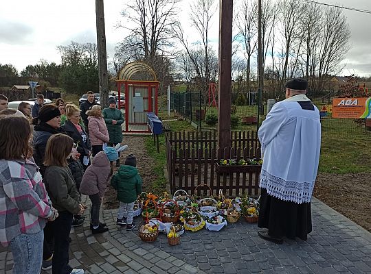 Święcenie pokarmów w całej parafii i nowego krzyża w Świchowie