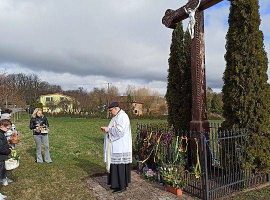 Święcenie pokarmów w całej parafii i nowego krzyża w Świchowie