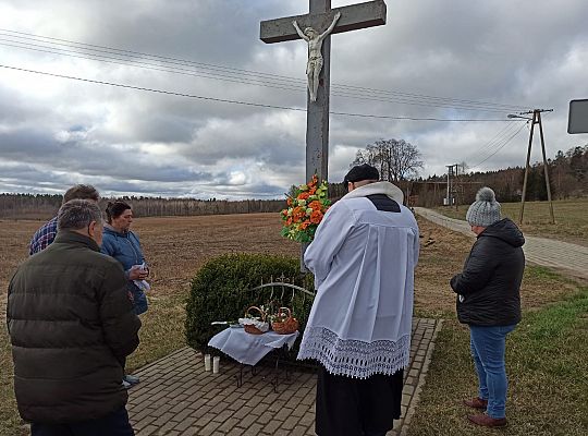 Święcenie pokarmów w całej parafii i nowego krzyża w Świchowie