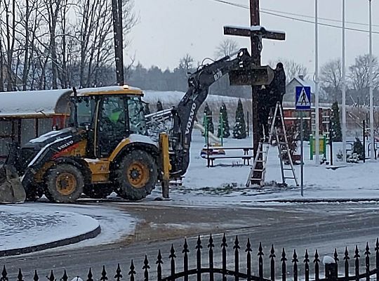 Nowy przydrożny krzyż w Kisewie
