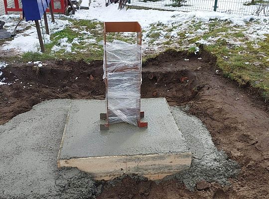 Nowy przydrożny krzyż w Kisewie