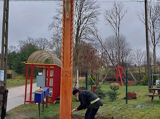 Nowy przydrożny krzyż w Kisewie