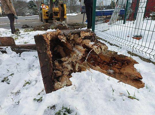 Nowy przydrożny krzyż w Kisewie